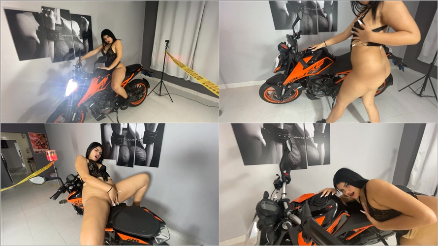 Wet Cars - Licking, spitting, masturbation in moto