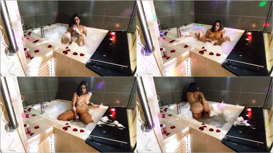 Kylei Ellish - Romantic masturbation in the bathtub